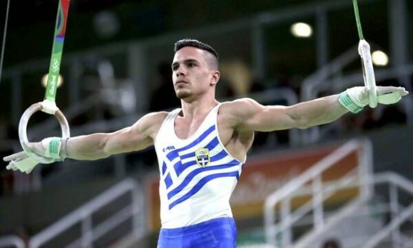 Mε χαλαρή διάθεση και συντροφιά το σκυλί του έκανε τη βόλτα του ο Λευτέρης Πετρούνιας! (Photos)