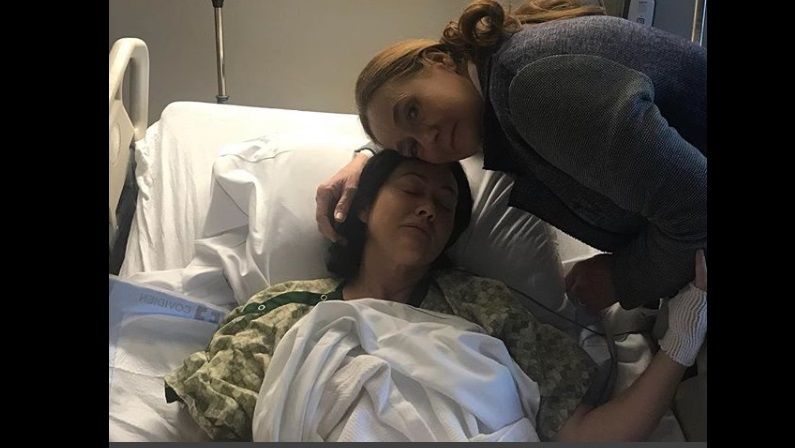 Mάχη με τον καρκίνο δίνει η  Shannen Doherty: Η φωτογραφία στο κρεβάτι του νοσοκομείου και το μήνυμα στη μητέρα της