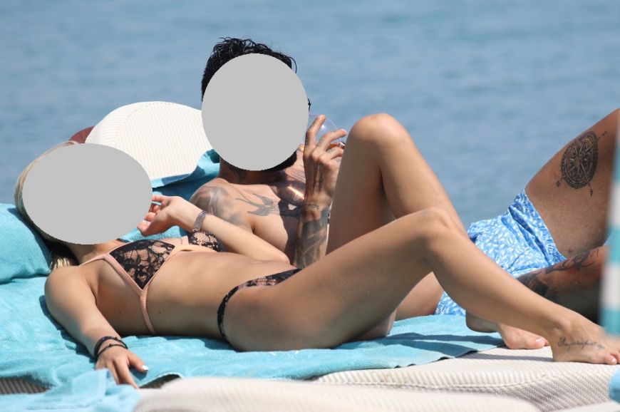 Ποιο ερωτευμένο ζευγάρι εντόπισε ο φακός σε παραλία της Μυκόνου; (Photos)