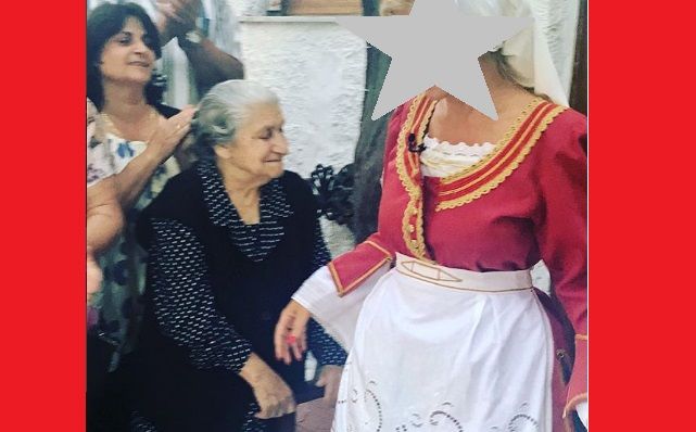 Δείτε ποια παρουσιάστρια φόρεσε μια από τις 10 παραδοσιακές φορεσιές που έραψε η Γκιζέλα Ντάλι