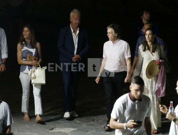 Στη Μύκονο κάνει διακοπές ο Paul McCartney (Photos)
