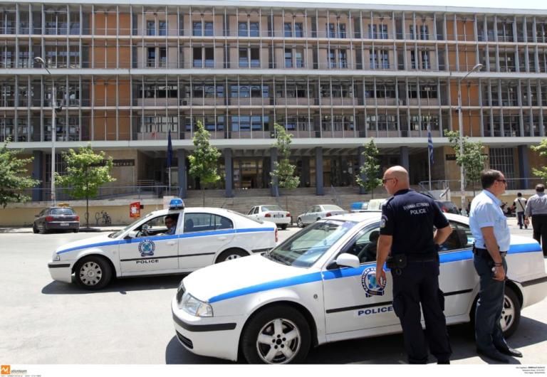 Χαμός στα δικαστήρια της Θεσσαλονίκης με αστυνομικό να σέρνει γυναίκα δικηγόρο έξω από αίθουσα!