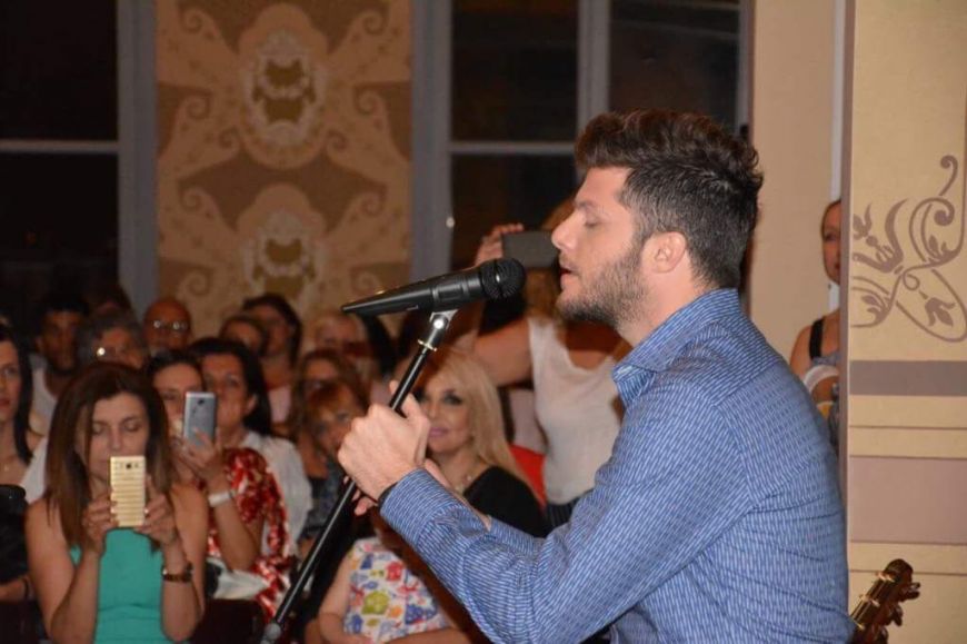 Τραγούδια του Μάνου Χατζιδάκι ερμήνευσε ο Λούκας Γιώρκας σε μια μαγική βραδιά στην  Ξάνθη (Photo & Video)