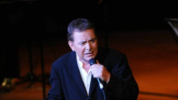 Γοητευτικός γιατρός με πανέμορφη σύζυγο: Ο γιος του Μανώλη Μητσιά με την εντυπωσιακή μητέρα του στο Ηρώδειο