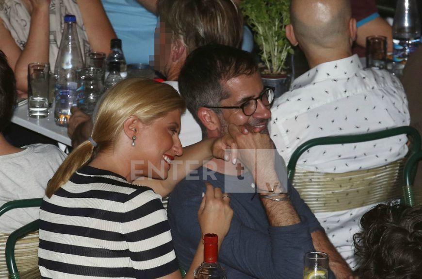 Xέρι-χέρι και ερωτευμένοι ο Κώστας Μπακογιάννης και η Σία Κοσιώνη σε βραδινή τους έξοδο (Photos)