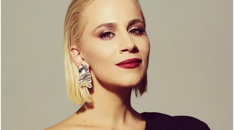 Νάντια Μπουλέ: Με sexy σορτς στο θέατρο! (Photos)