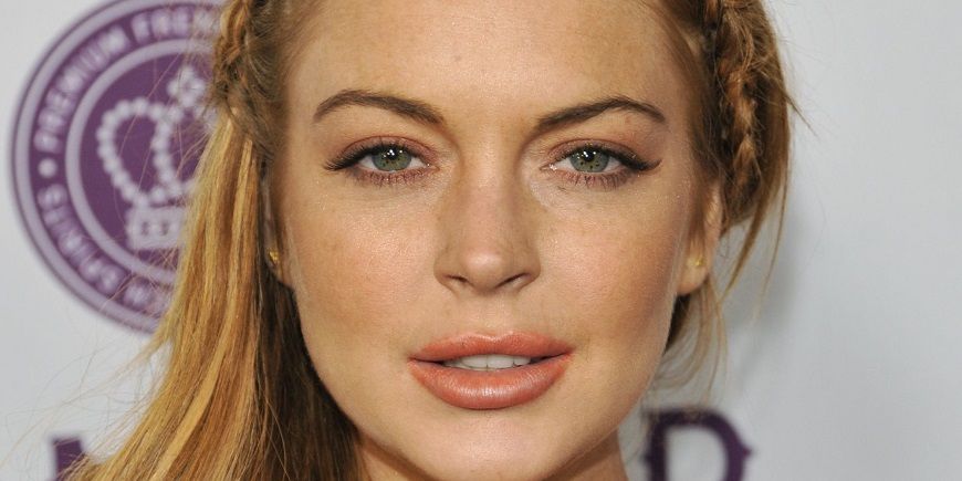 Στη Μύκονο με εκκεντρική εμφάνιση η  Lindsay Lohan! (Video)