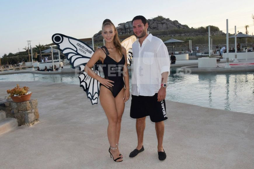 Είναι γιος πολύ γνωστής Ελληνίδας! Τον αναγνωρίζετε;