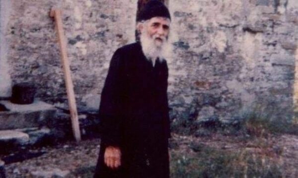 Έλληνας ηθοποιός αποκαλύπτει: Eίχα τον σκούφο του Γέροντα Παϊσίου και πήγα και τον εναπόθεσα στο Άγιο Όρος! (Video)