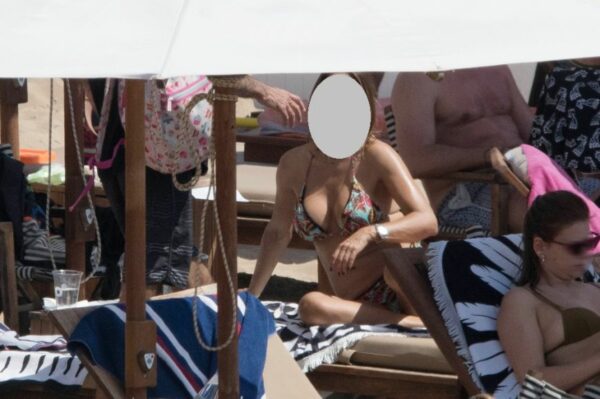 Πασίγνωστη Ελληνίδα τραγουδίστρια με το μπικίνι της! (Photos)