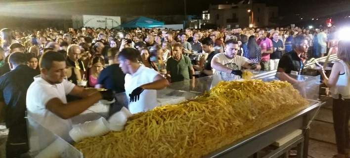 Νέο ρεκόρ Γκίνες για τη Νάξο -Τηγάνισαν 625 κιλά πατάτες σε 8 ώρες (Photos)
