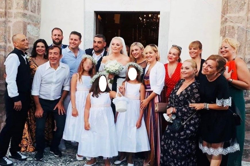 Ελισάβετ Μουτάφη-Μάνος Νιφλής: Οι  νέες φωτογραφίες από τον γάμο τους στην Σαντορίνη