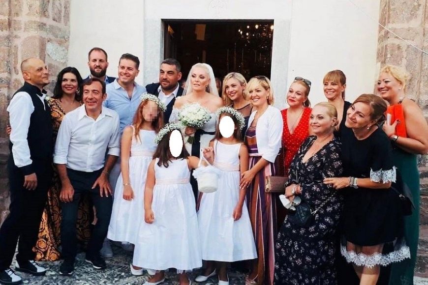 Ελισάβετ Μουτάφη-Μάνος Νιφλής: Οι νέες φωτογραφίες από τον γάμο τους στην Σαντορίνη