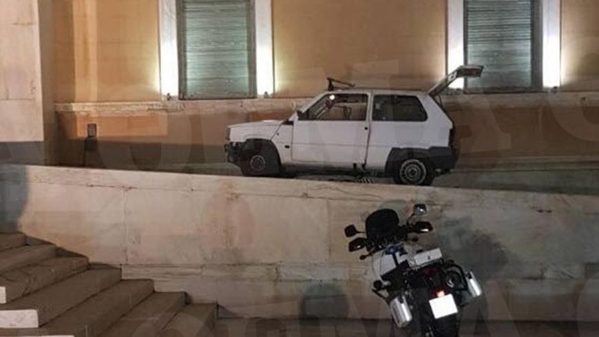 Ο οδηγός του Fiat Panda που εισέβαλε στη Βουλή παραβίασε 33 φορές το «κόκκινο»