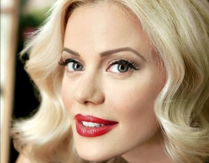 Ζέτα Μακρυπούλια: Μεγάλωσα σε μια λαϊκή οικογένεια, με το άγχος τού τι θα πει ο κόσμος