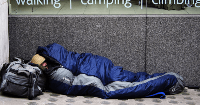 Σάλος με τον Έλληνα άστεγο που πέθανε έξω από αστυνομικό τμήμα της Βρετανίας