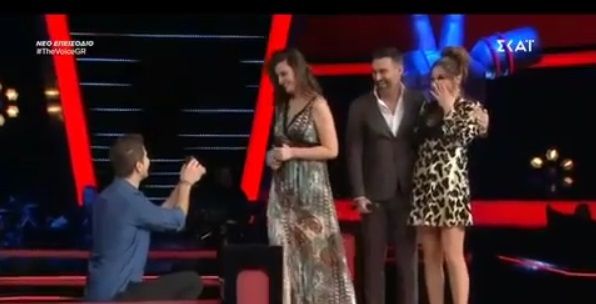 Aπίστευτο  σκηνικό στο “The Voice”. Πρόταση γάμου μπροστά στους κριτές (Video)