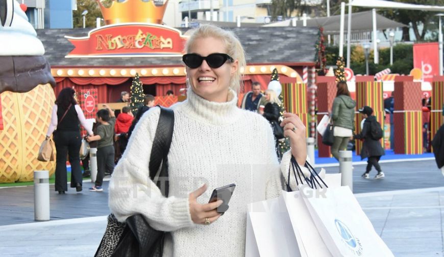 Μαρία Κορινθίου: Βόλτα για χριστουγεννιάτικα ψώνια με την κόρη της, Ισμήνη (Photos)