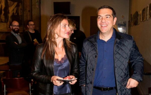 Ο Αλέξης Τσίπρας και η Μπέτυ Μπαζιάνα παρακολούθησαν την παράσταση “Ξύπνα Βασίλη (Video)