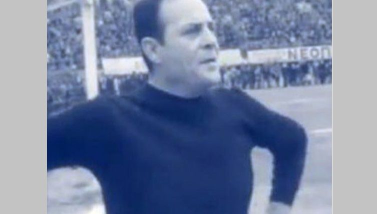 Δείτε τον Λάμπρο Κωνσταντάρα να παίζει ποδόσφαιρο με τον Νίκο Κούρκουλο και τον Κώστα Βουτσά