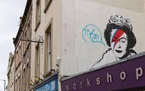 Η  μεταμόρφωση της Σμαράγδας Καρύδη  σε βασίλισσα του Banksy  θα σας εντυπωσιάσει!