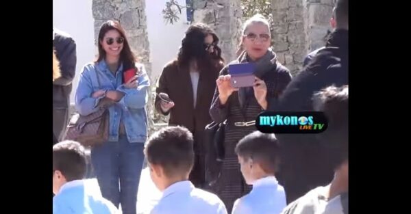 Hλιάνα Παπαγεωργίου: Βρέθηκε στη Μύκονο και καμάρωσε την ανιψούλα της να παρελαύνει