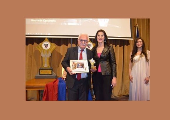 Η Ακαδημία Ελληνικών Βραβείων Τέχνης βράβευσε τον Γιώργο Τσούκαλη για τον αγώνα του κατά της αρχαιοκαπηλίας