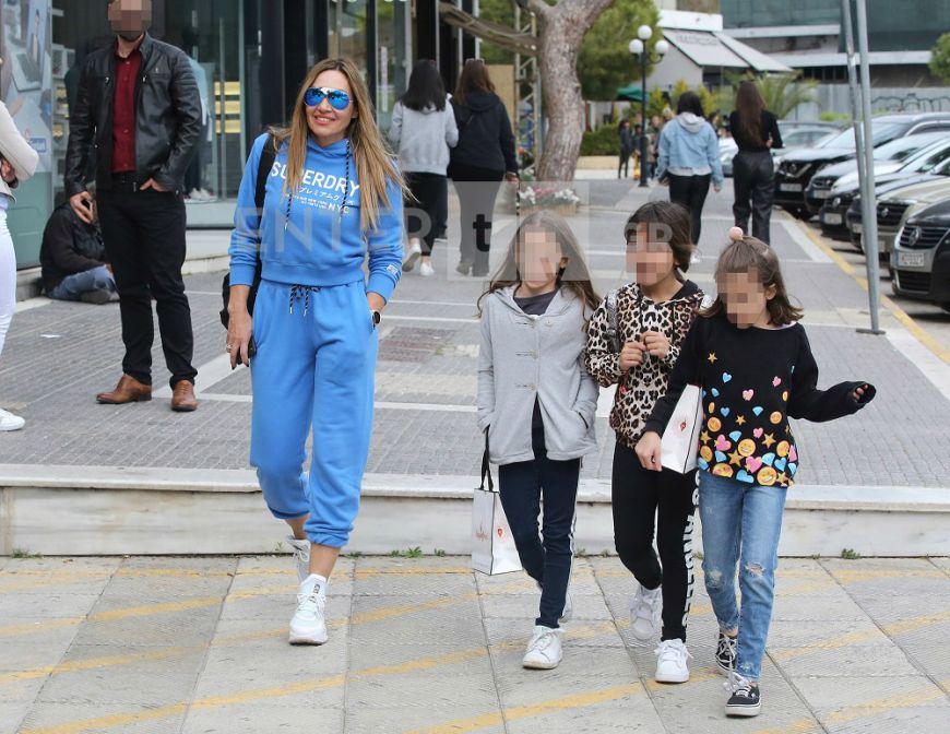 Ελένη Πετρουλάκη: Με άψογο στυλ έκανε βόλτα στη Γλυφάδα με την κόρη της Ηλιάνα και φίλες της (Photos)