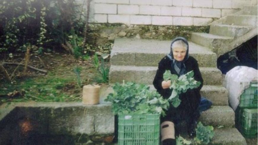 Κατερίνη: Σοκαρισμένη η 82χρονη μετά την παραπομπή της σε δίκη για τα 6 κιλά χόρτα που πουλούσε στη λαϊκή