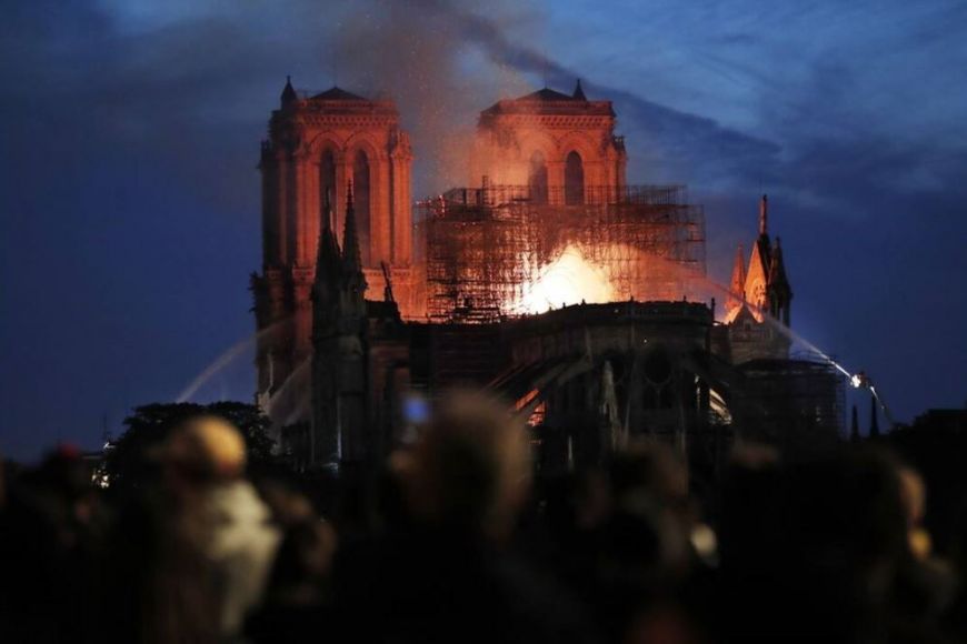 Παναγία των Παρισίων: 850 χρόνια ιστορίας στις φλόγες