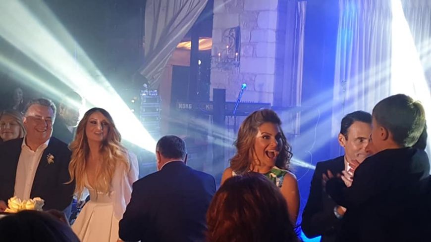 Κουμπάρα έγινε στην Κρήτη η Μαρία Μενούνος (Photos)