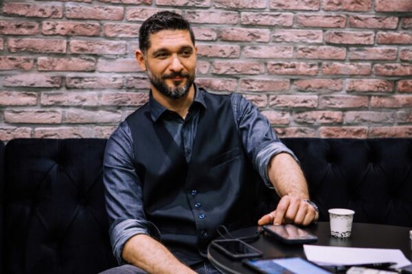 Ξετρελαίνει τα κορίτσια στο twitter ο Πάνος Ιωαννίδης