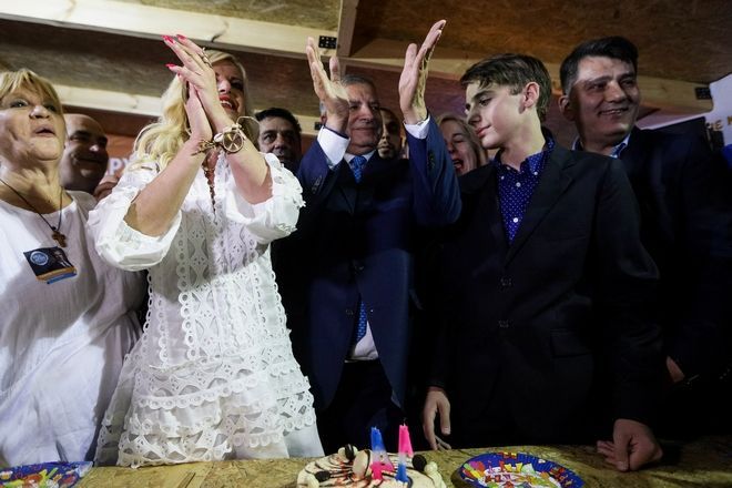 Η νίκη του Γιώργου Πατούλη και η τούρτα του 14χρονου γιου τους