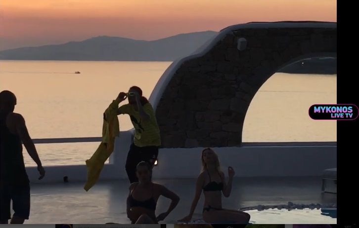 Δείτε αποκλειστικά πλάνα από το νέο βίντεοκλιπ του Sin Boy στην Μύκονο