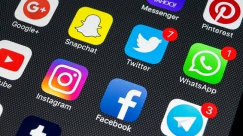 Γίνεται χαμός στα social media, μου στέλνουν πονηρές φωτογραφίες κι επειδή ταράζομαι τις σβήνω