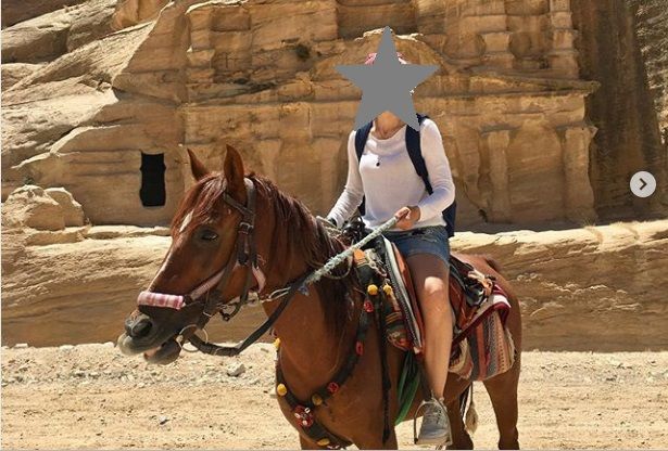 Tο ταξίδι γνωστής ηθοποιού στην Ιορδανία και η φωτογραφία σε καμήλα στην Πέτρα!
