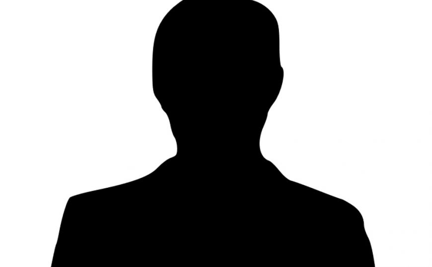 Γνωστός παρουσιαστής κατηγορείται για κλοπή κινητού τηλεφώνου