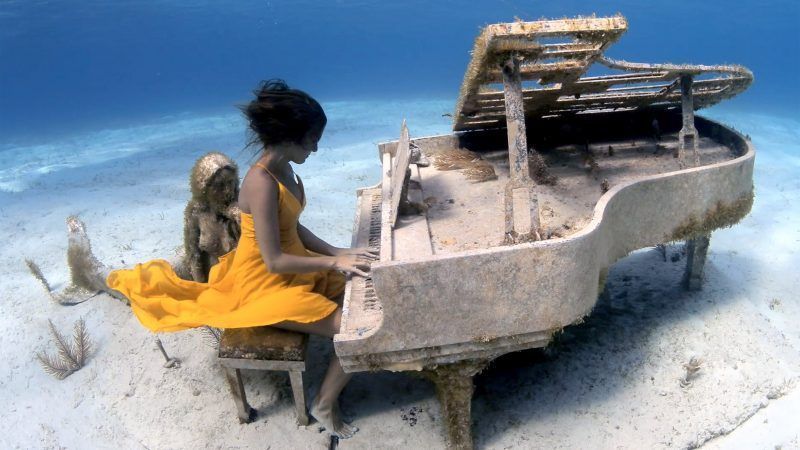 Ονειρικές εικόνες από τον βυθό: Μία δύτης-μοντέλο, μια… γοργόνα κι ένα πιάνο!