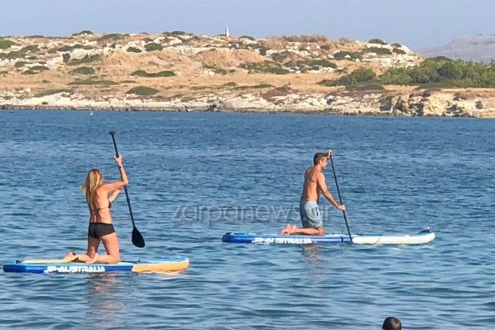 Κάνουν SUP στα Χανιά Κυριάκος και Μαρέβα Mητσοτάκη: Μπάνιο και φωτογραφίες με τον κόσμο