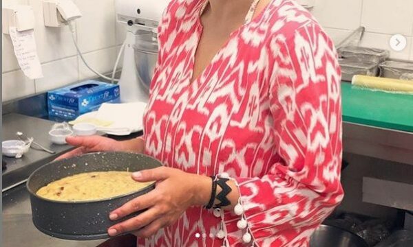 Άφησε για λίγο τα έδρανα της Βουλής και έφτιαξε τη δική της φανουρόπιτα η γοητευτική βουλευτής!