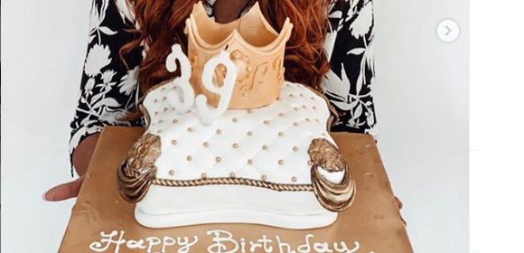 Δεσποινίς ετών 39! Τα γενέθλια κούκλας Ελληνίδας και η εντυπωσιακή τούρτα της