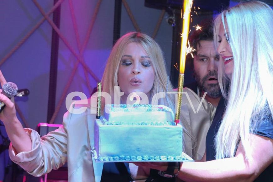 Ως «βασίλισσα» με στέμμα γιόρτασε τα γενέθλιά της η Σαμπρίνα: Η τούρτα-έκπληξη στην πίστα (Photos)