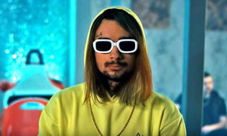 Ο Sin Boy ανοίγει το σπίτι του, παρουσιάζει την αγαπημένη και μιλάει για τον γάμο τους