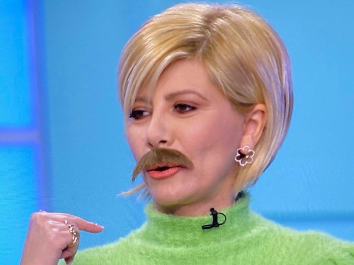 Η Ζήνα Κουτσελίνη έχει χιούμορ και τολμά! Απάντησε στην πρόκληση του Μουτσινά και εμφανίστηκε με δυο διαφορετικά μουστάκια!