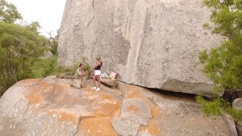 Πρόταση γάμου στο βάθος του δάσους; Γιατί όχι;