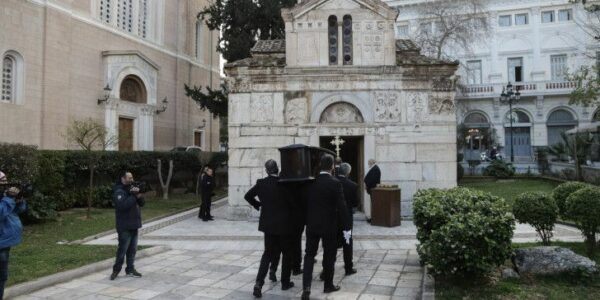 Σε λαϊκό προσκύνημα ο Κώστας Βουτσάς- Οι πρώτες εικόνες