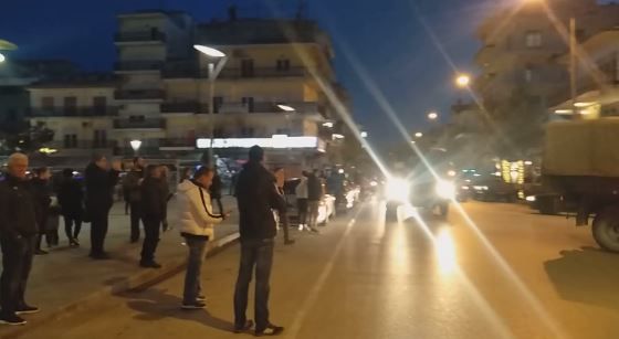 Έβρος: Πολίτες βγήκαν στους δρόμους και χειροκροτούν τον στρατό
