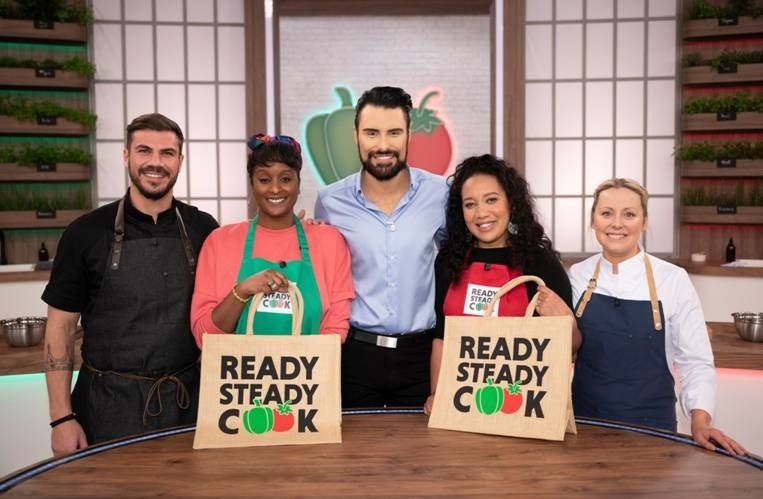 Ο Άκης Πετρετζίκης στο «Ready Steady Cook» του BBC