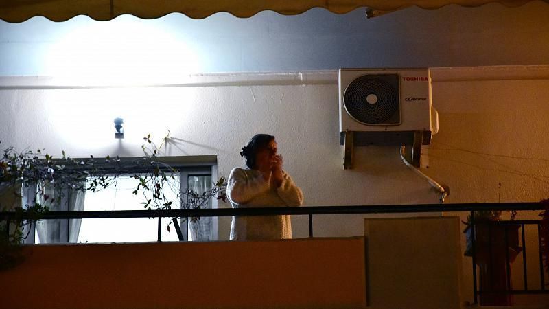 Ελλάδα- COVID-19: Χειροκροτήματα για τους γιατρούς και τους νοσηλευτές