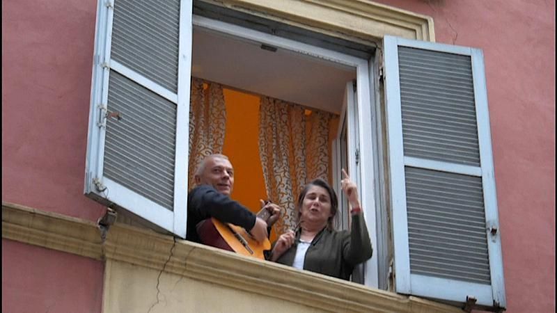 Ιταλία-Covid-19: Συνεχίζουν να τραγουδούν από τα μπαλκόνια τους και να συγκινούν!